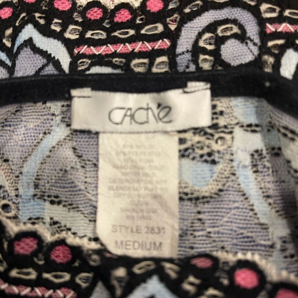 Beautiful Stainglass pattern blouse - Picture 4 of 4